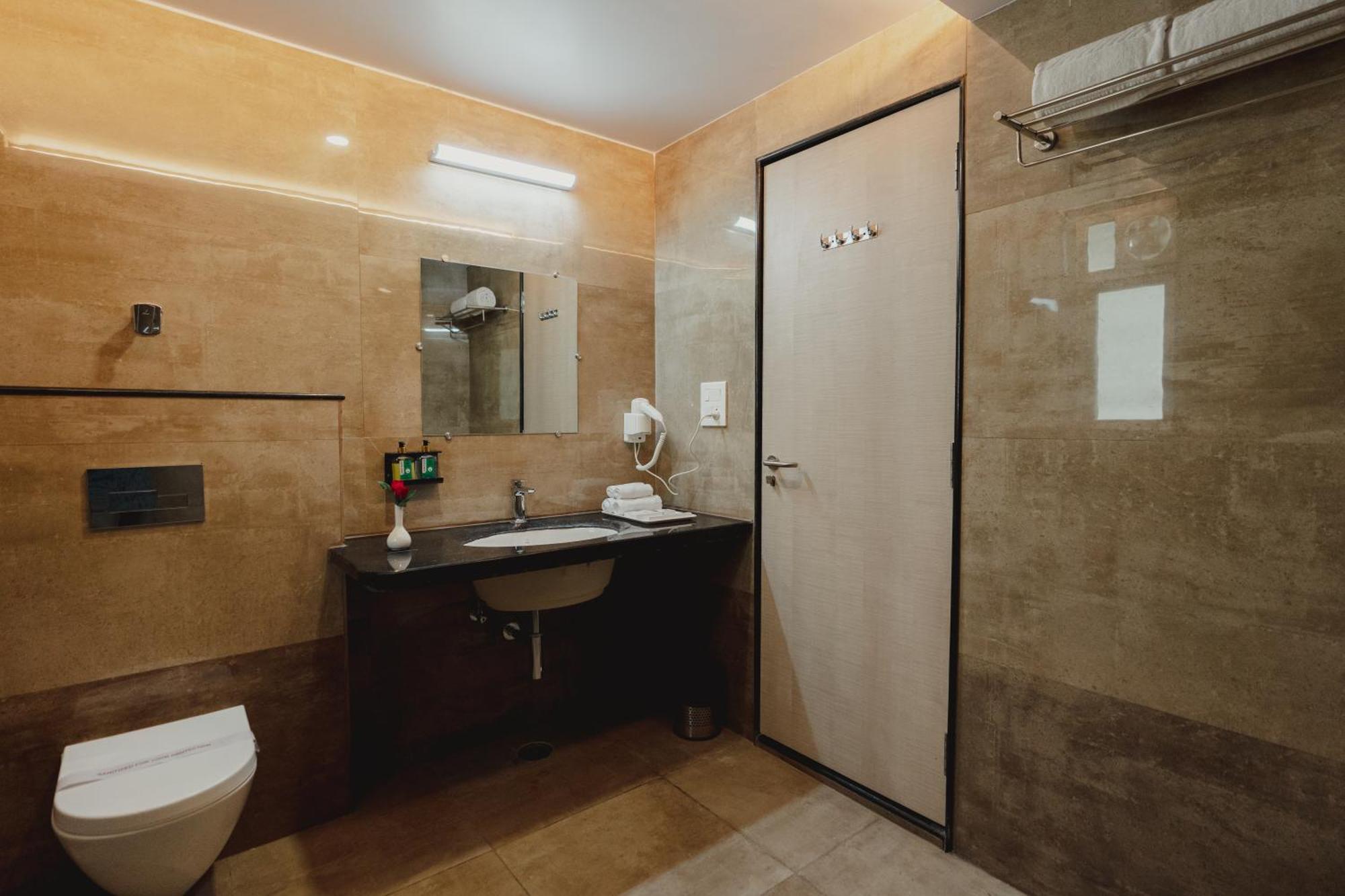 Hotel Bigwig جبلبور المظهر الخارجي الصورة